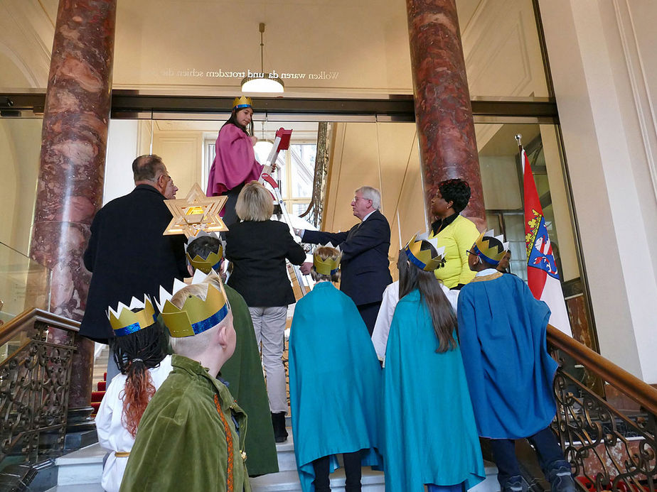 Naumburger Sternsinger zu Besuch beim Hessischen Ministerpräsidenten Volker Bouffier (Foto: Karl-Franz Thiede)